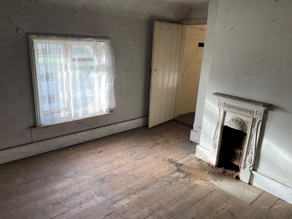 Lot: 112 - COTTAGE WITH GARDENS IN NEED OF UPDATING - Bedroom 3 with fireplace